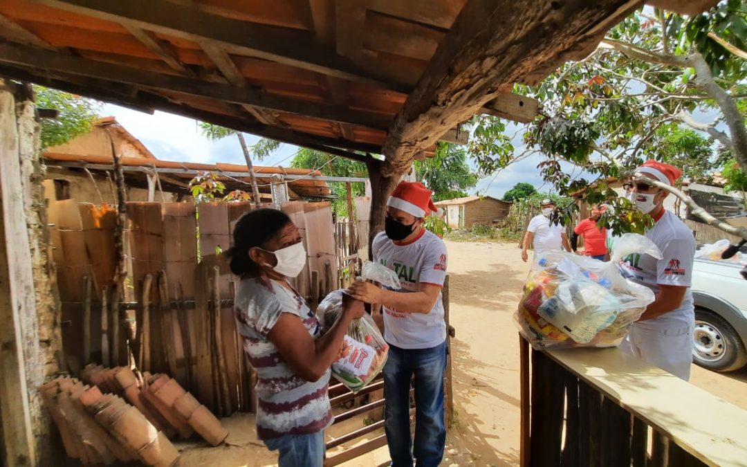 Voluntários entregam mais de 1.400 cestas básicas