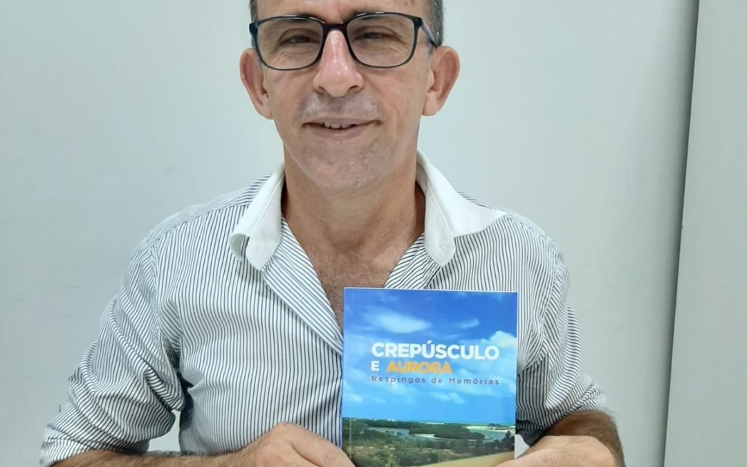 Professor lança livro de memórias da zona rural de Iguatu à capital