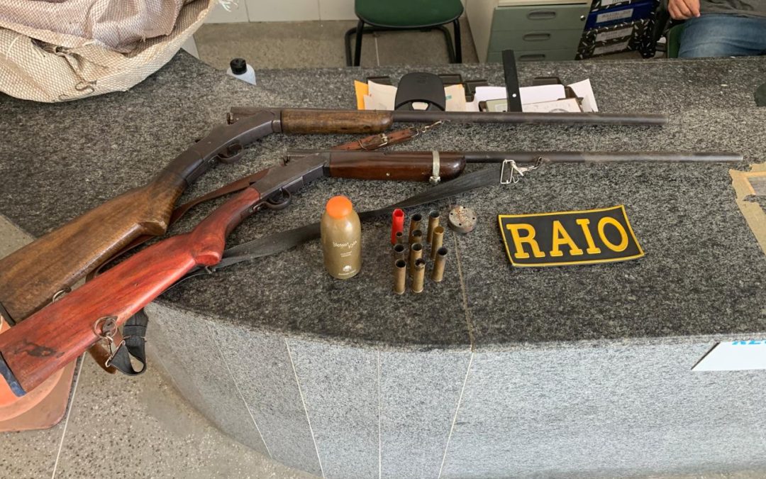 RAIO apreende armas em residência abandonada na zona rural de Acopiara