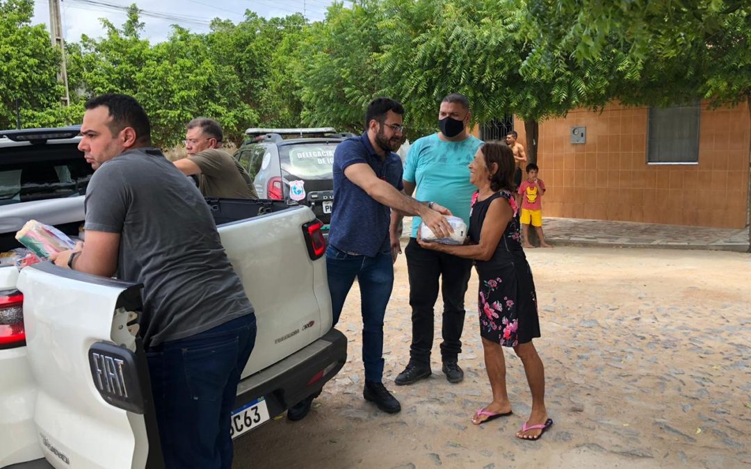 Polícia Civil entrega cestas básicas para famílias carentes