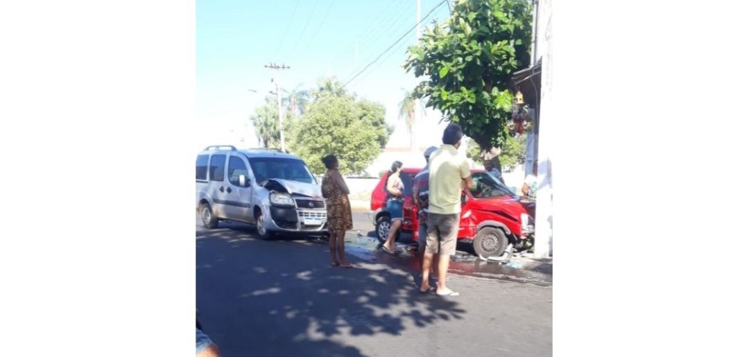 Veículo colide em poste após acidente de trânsito na cidade de Iguatu