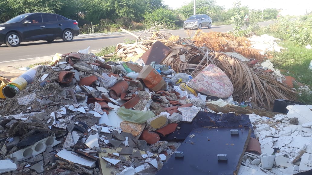 Avenida dos Quixelôs transformada em depósito de lixo