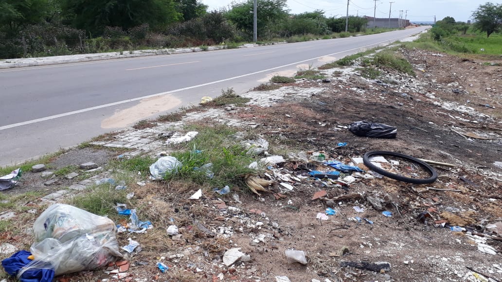 Moradores reclamam, prefeitura recolhe lixo em avenida, mas vândalos sujam novamente