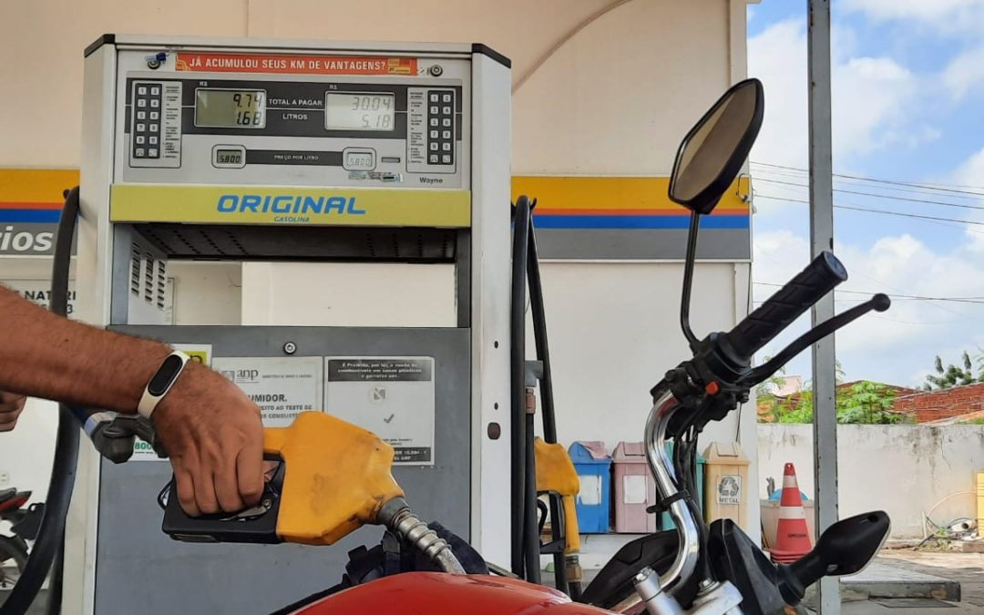 Gasolina já é vendida a quase R$ 6,00 em Iguatu