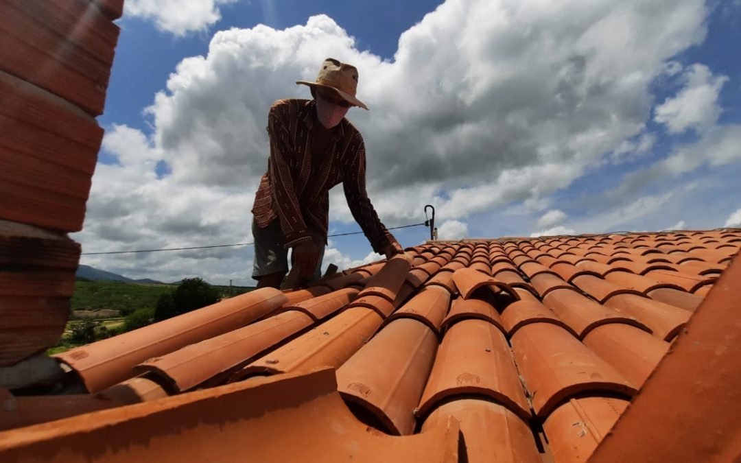 Chuva rápida e ventania causam prejuízos e medo a moradores de Quixelô