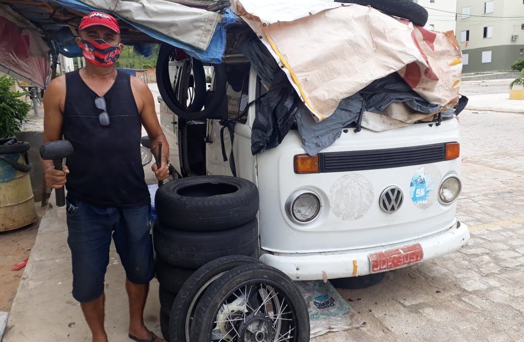 Pedreiro monta borracharia em Kombi para fugir do aluguel