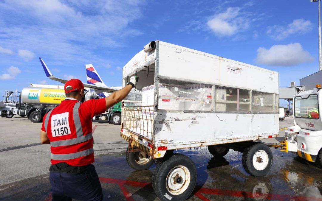 Ceará recebe mais um lote de vacinas da CoronaVac e AstraZeneca para reforçar estoques no interior