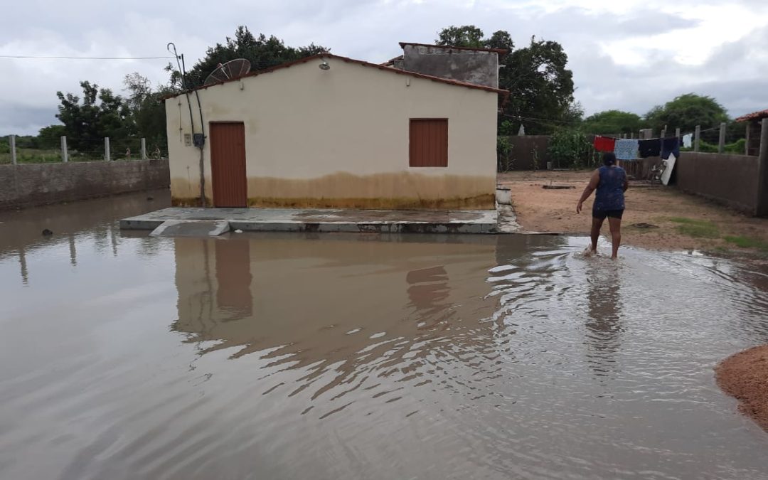 Rompimento de açude alaga estradas do Sítio Barra