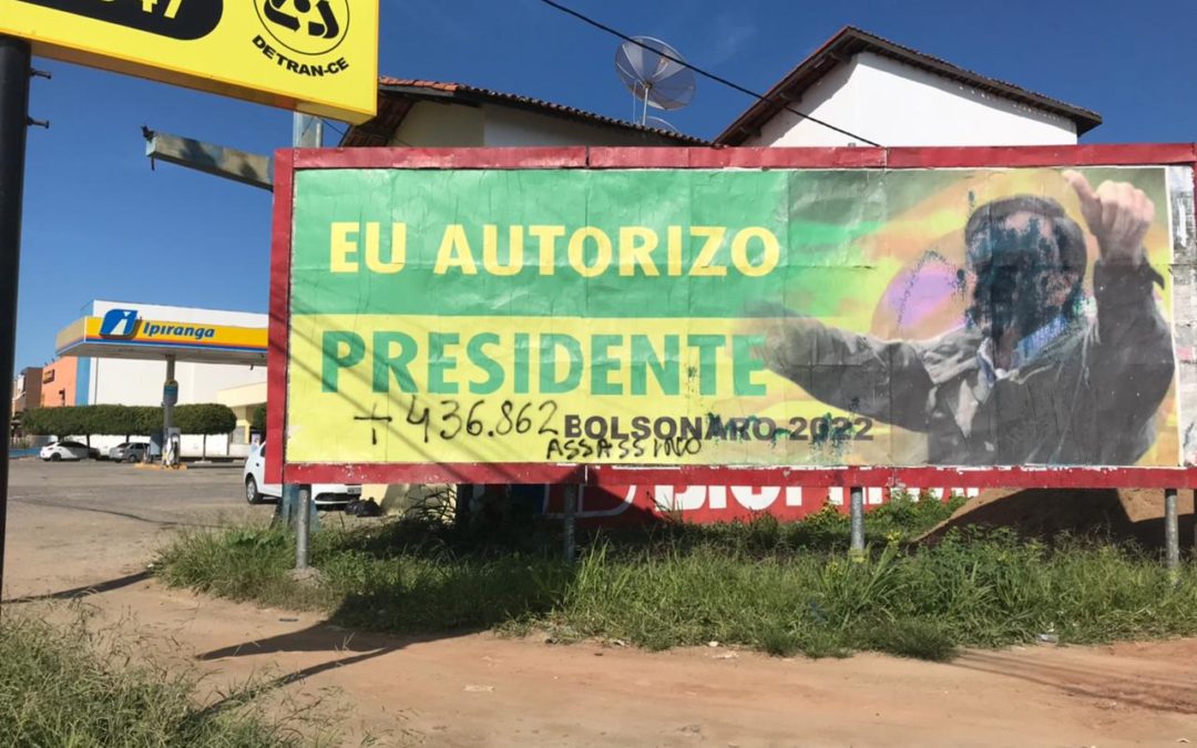 Outdoor de apoio a Bolsonaro é alvo de pichação; duas suspeitas são conduzidas