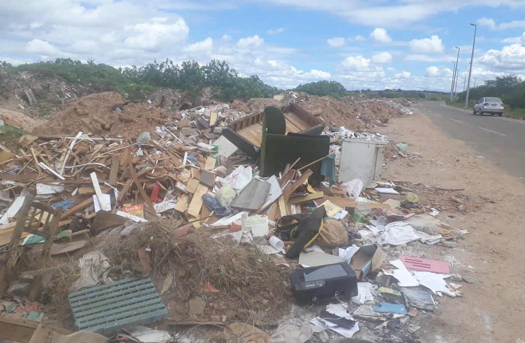 Moradores denunciam derrame de entulhos e lixo em avenida