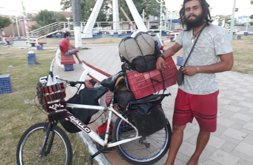 Artesão cruza o Brasil de bicicleta e faz parada em Iguatu