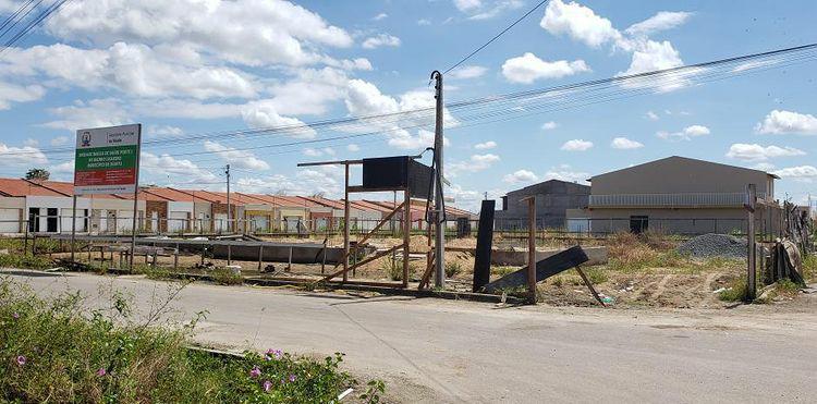 Moradores do bairro Cajueiro denunciam obra de posto de saúde abandonada