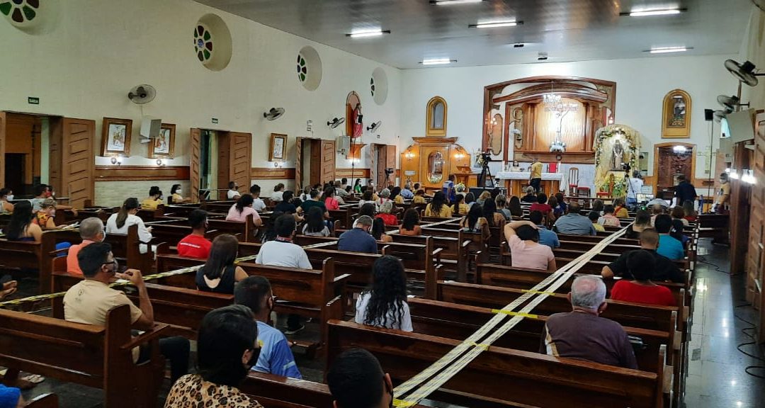 Devotos participam de novenário de Senhora Santana