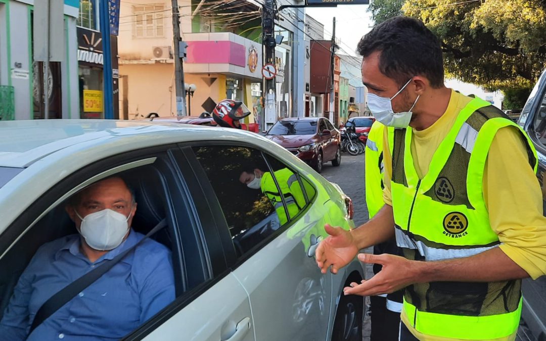 Demutran e Detran orientam condutores de veículos em blitze educativas