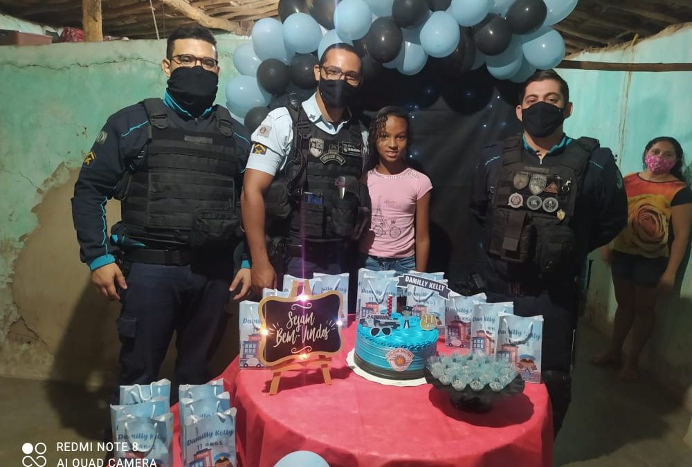 Pré-adolescente pede foto com policiais como presente de aniversário