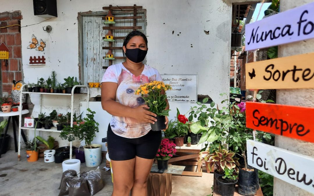 Dona de casa que vendia doces e salgados balas na porta de escolas agora vende plantas