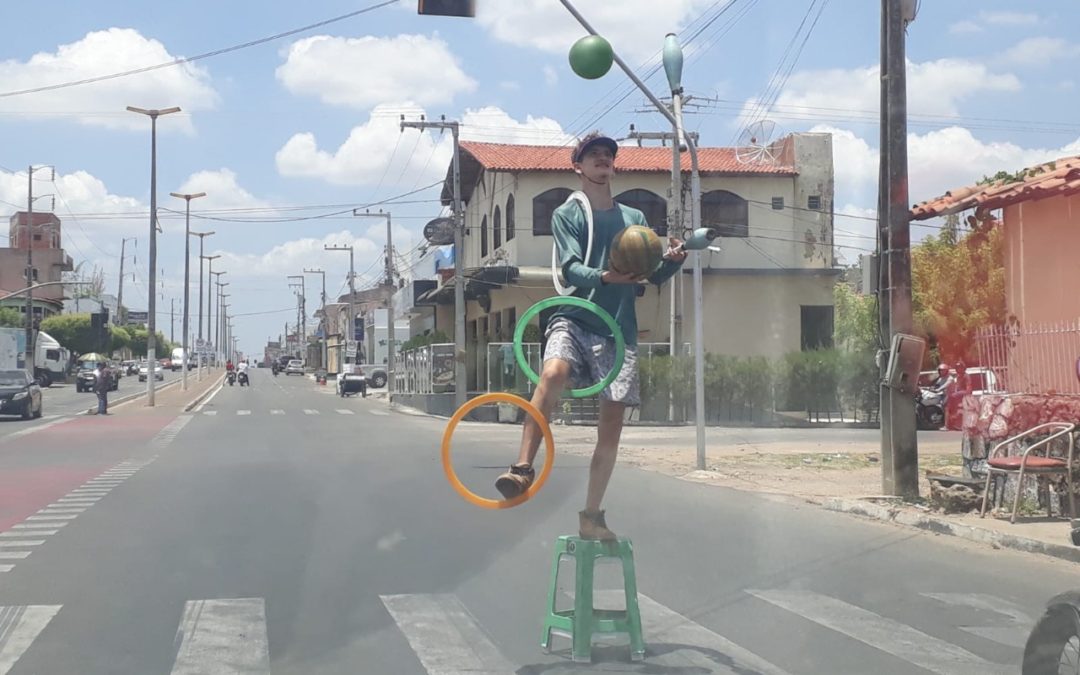 Argentino se equilibra nos semáforos de Iguatu para exibir sua arte