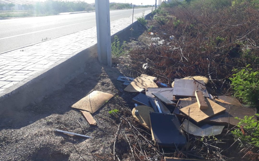 Moradores do Terra Bela denunciam derrame de lixo na avenida de acesso ao bairro