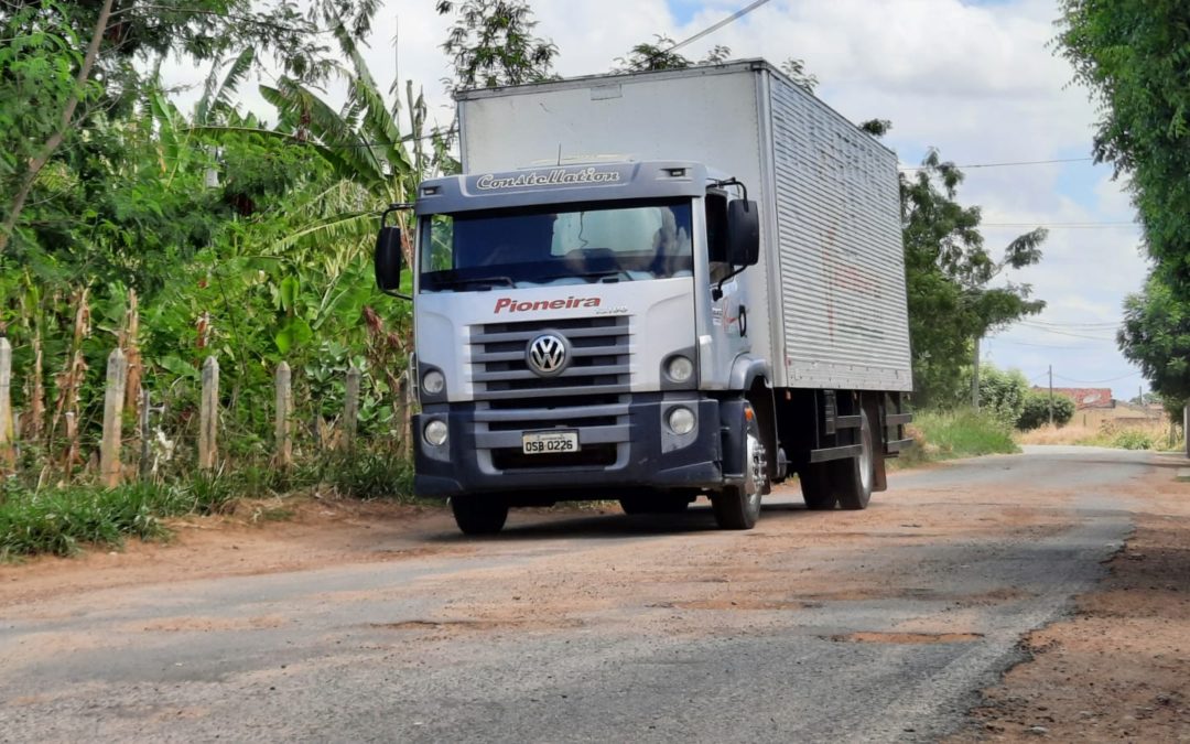 Péssimas condições da estrada Adil Mendonça prejudicam moradores e usuários