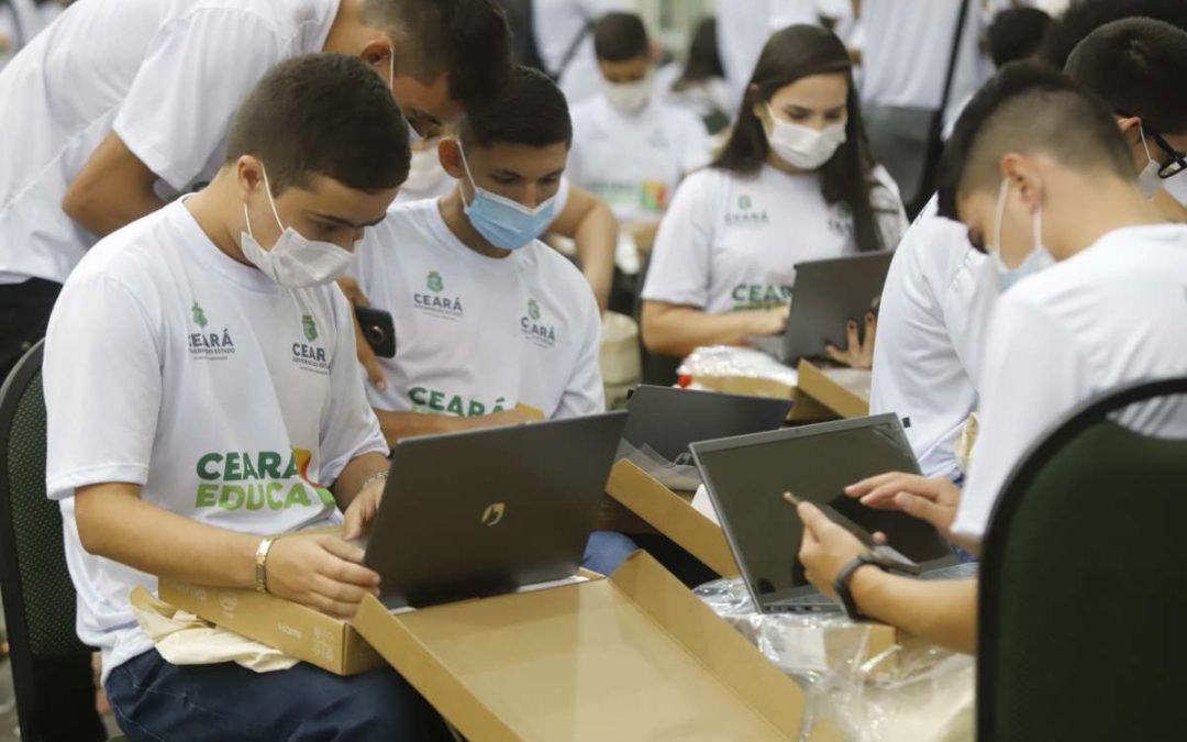 Governo Estadual premia 11 mil alunos com notebooks pelo bom desempenho