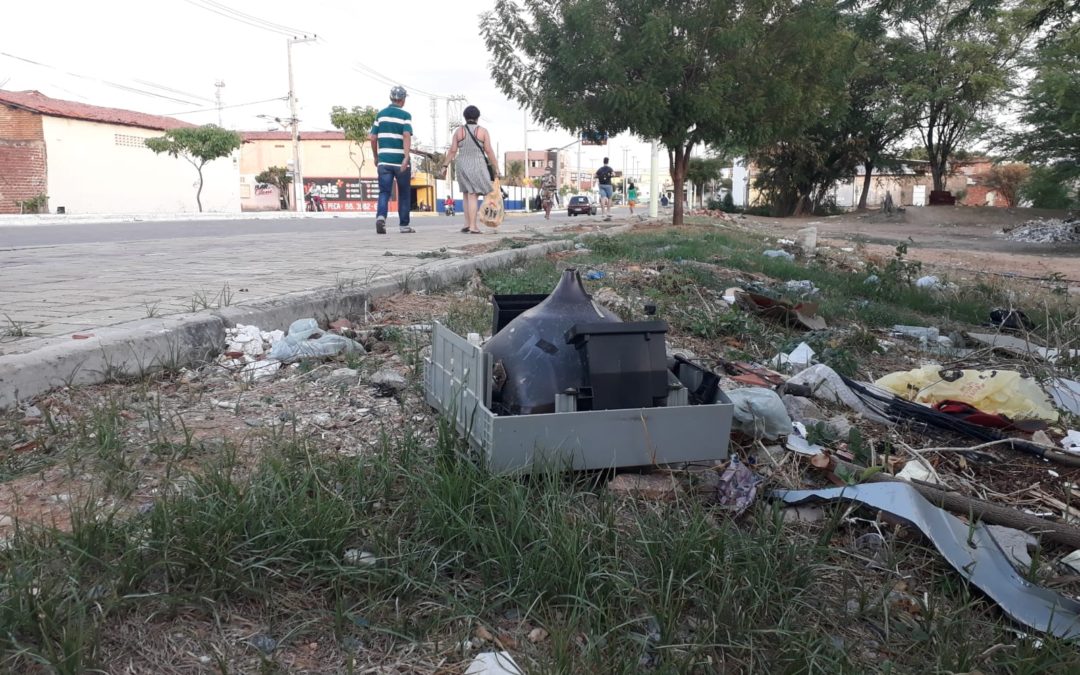 Moradores denunciam derrame de lixo e entulhos