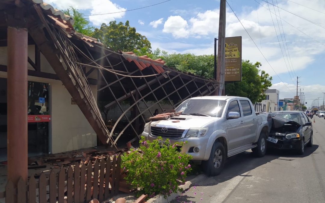 Carro colide em veículo estacionado na Av. Perimetral em Iguatu; telhado de restaurante desaba após impacto