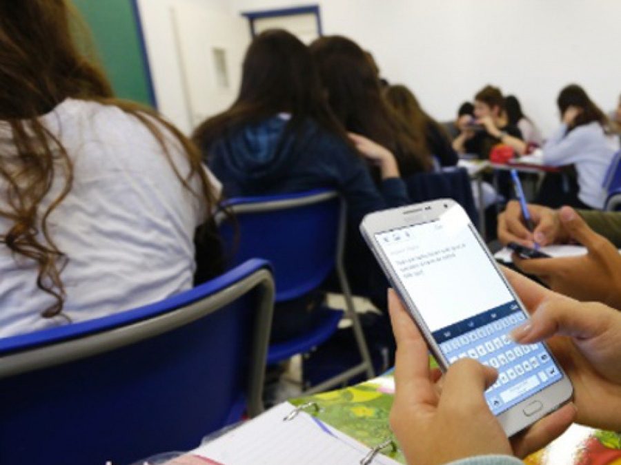 Escolas da rede estadual restringem uso do celular nos horários de aulas