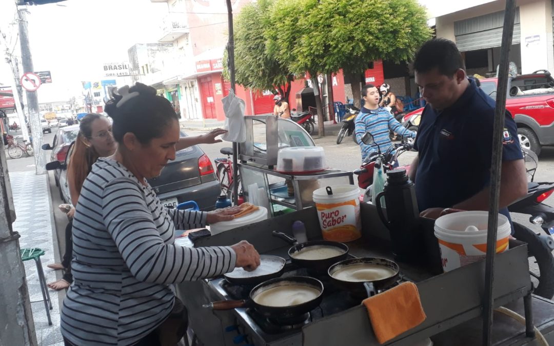 Autônoma troca loja de roupas para vender crepioca e bolo de caco na feira