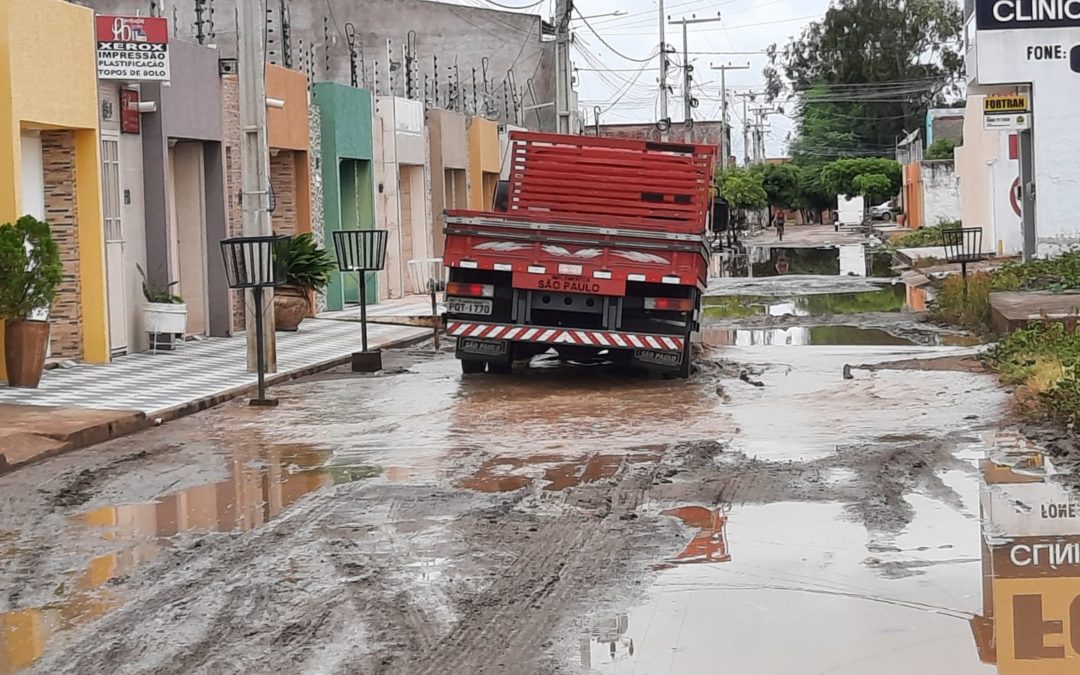 Moradores e comerciantes do Cajueiro ficam ilhados quando chove