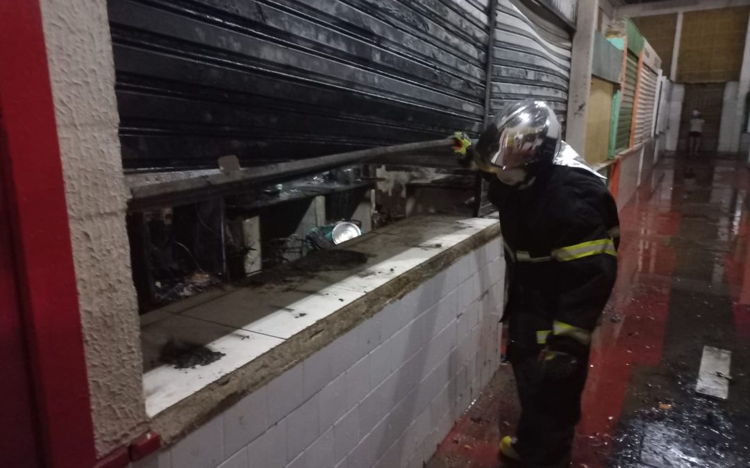 Curto-circuito em geladeira provoca incêndio em box no Mercado Central