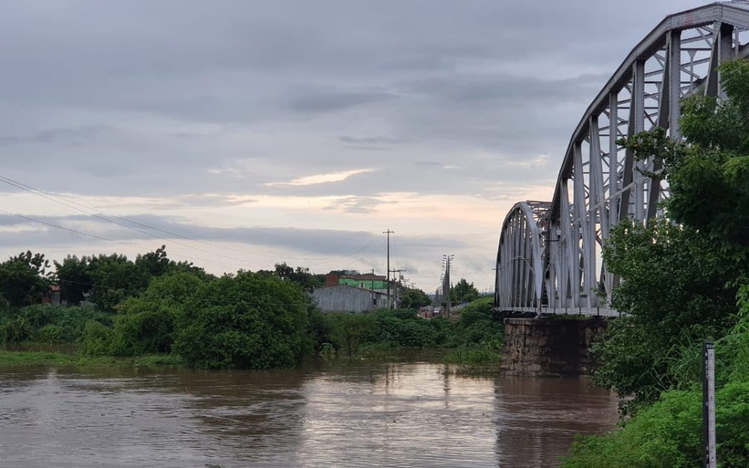 Rio Jaguaribe apresenta primeira cheia este ano