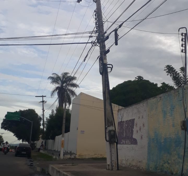 Moradores denunciam que poste ameaça cair