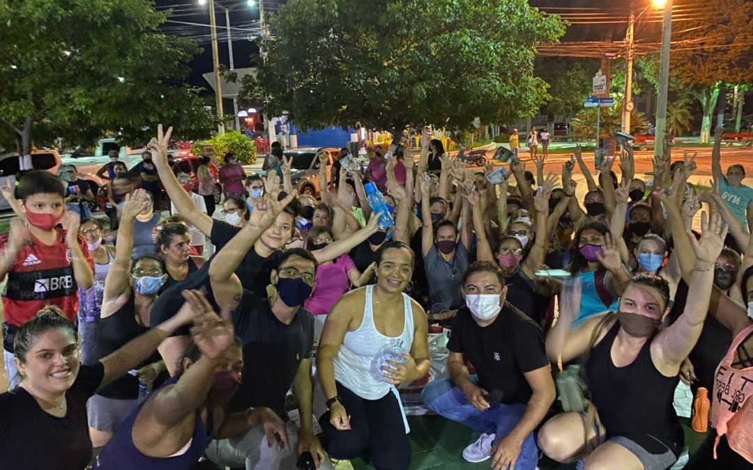 CDL homenageia mulheres com prestação de serviços e aulão de dança em praça pública