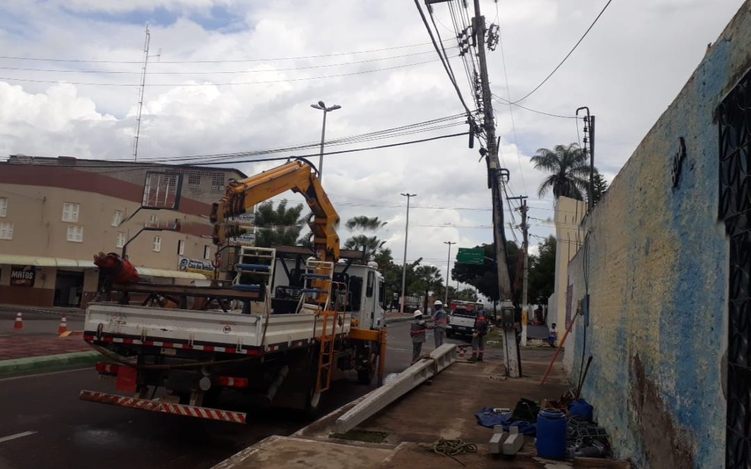 Poste que ameaçava cair e virou notícia no A Praça é substituído pela Enel