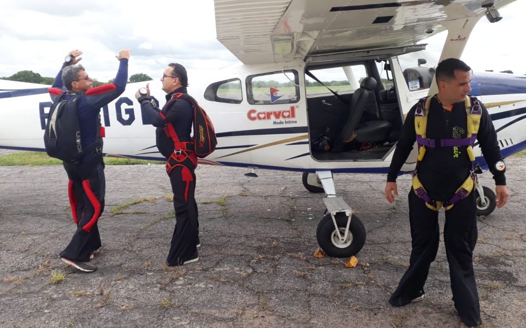 Curso da Escola Sky Dive de paraquedismo forma instrutores