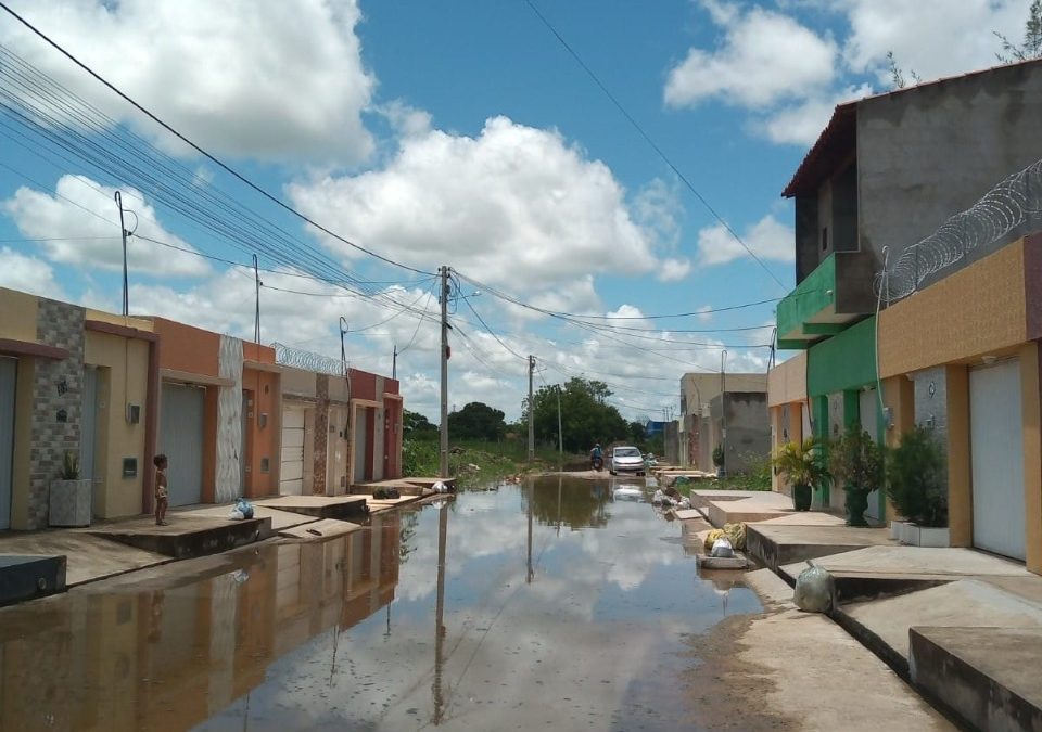 Moradores de rua alagada no Carvalho Parque pedem socorro