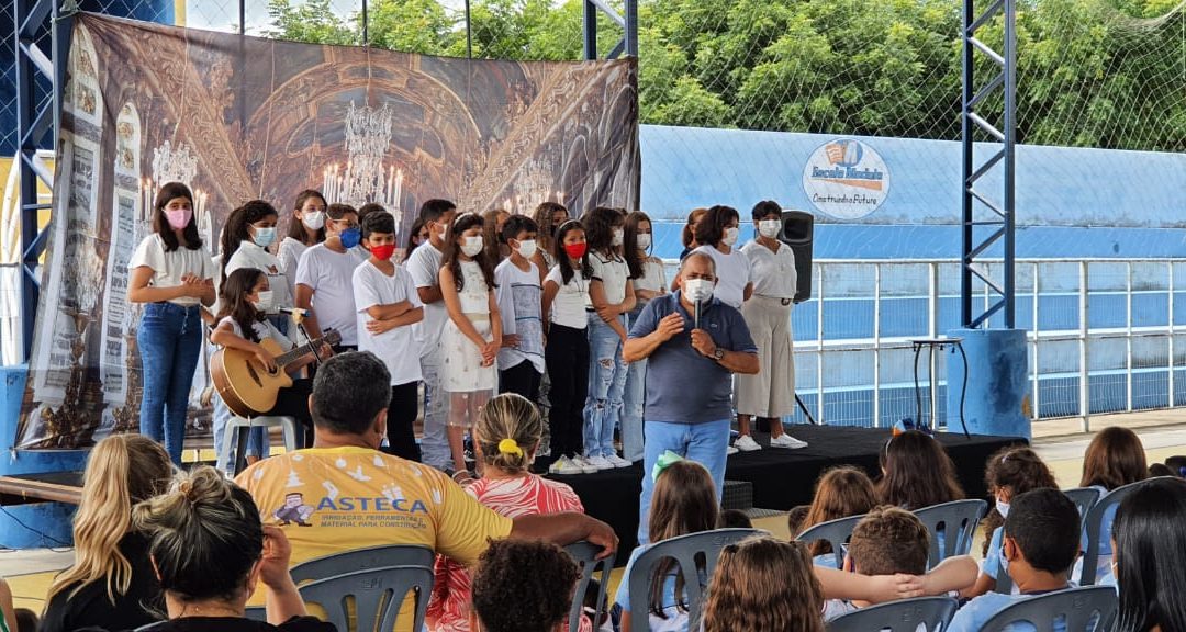 Alunos mostram talento durante Festival da Poesia Joaquim Alves da Costa