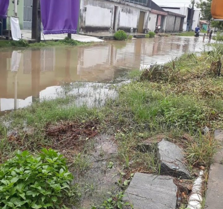 Moradores da Rua ‘E’ estão isolados pela lama e água estagnada