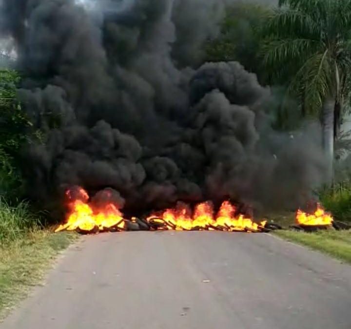 Manifestantes interditam rodovia Adil Mendonça em Iguatu