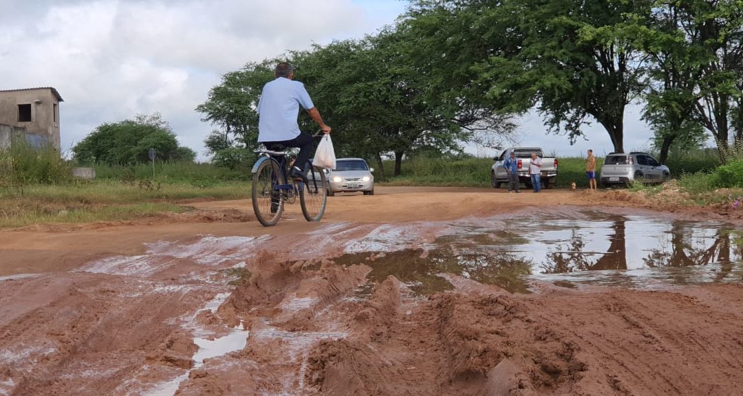 Moradores e usuários cobram pavimentação da estrada do Baú