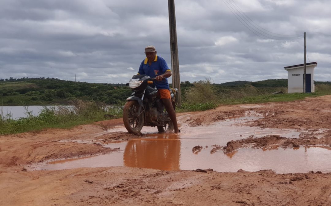 Buraqueira dificulta acesso pela parede do açude Trussu