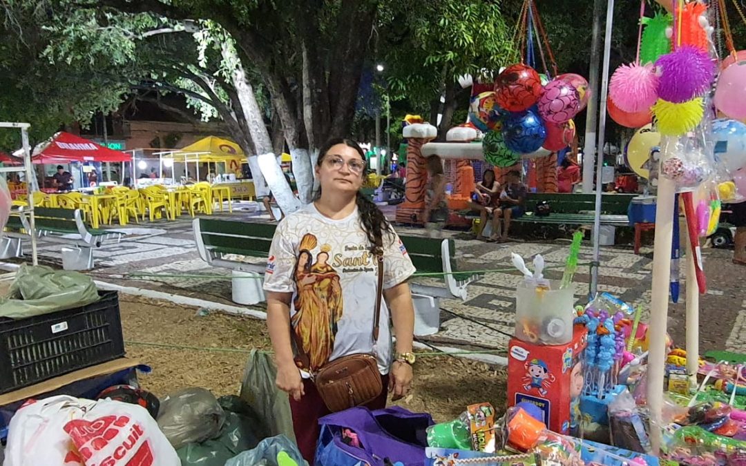 Elânia Cristina faz tratamento contra câncer e vende brinquedos para ajudar no sustento da família