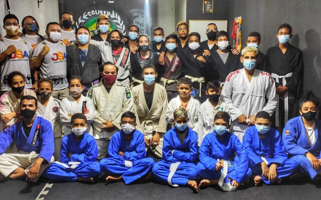 Projeto social com alunos de jiu-jítsu revela dedicação de lutadora de MMA