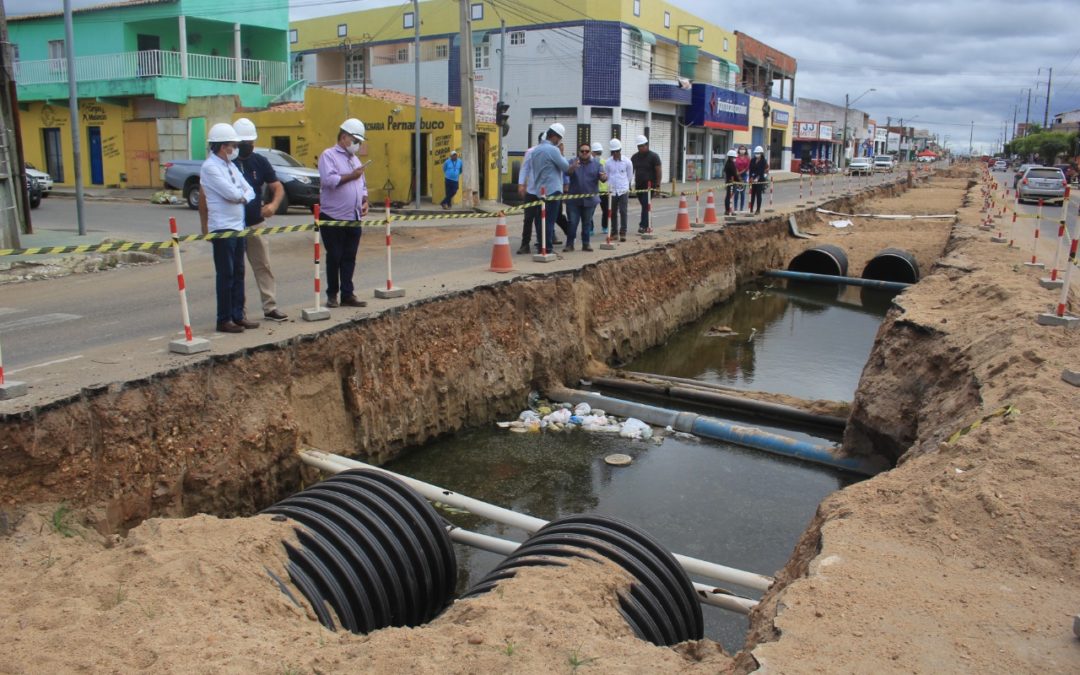 Cabos de fibra ótica e adutora atrasam obra da Perimetral