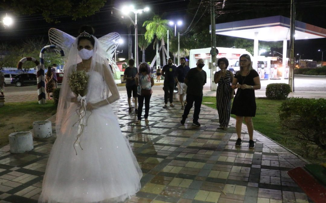 Vestida de noiva nas ruas de Iguatu retrata violência contra mulher