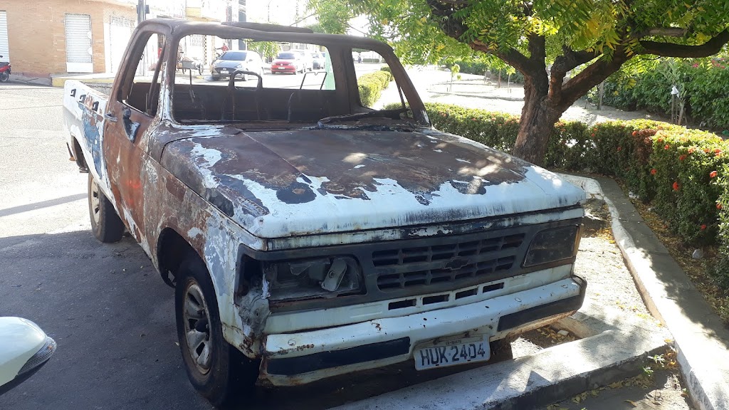 Carros abandonados nas ruas ocupam espaços e viram alvo de vandalismo