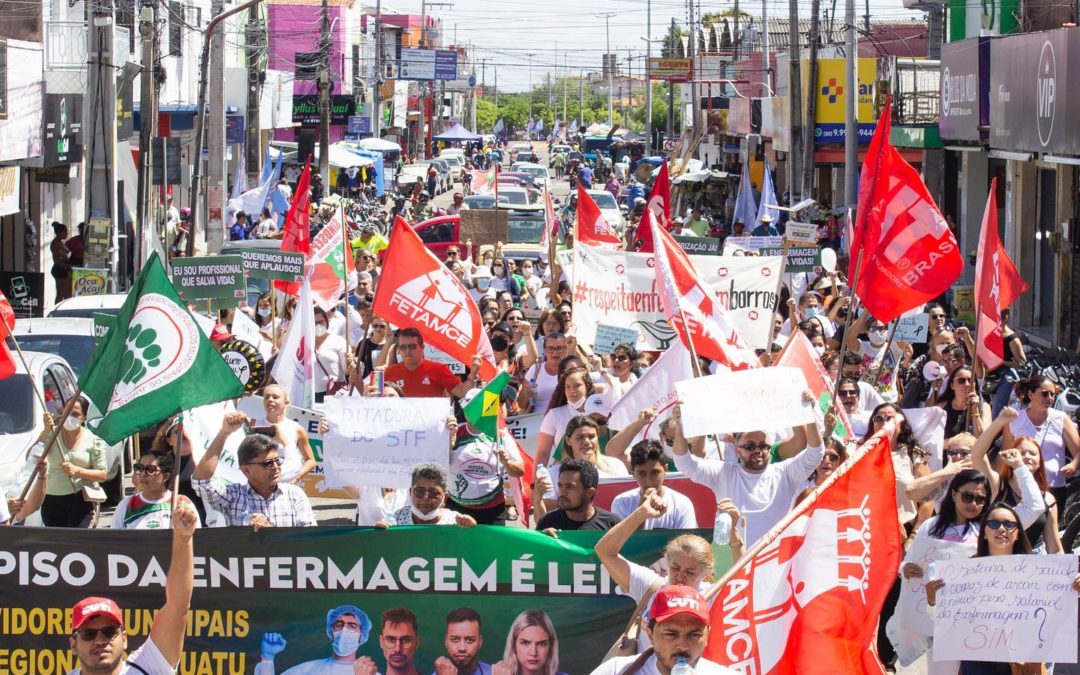 Enfermeiros e técnicos de enfermagem protestam por piso salarial