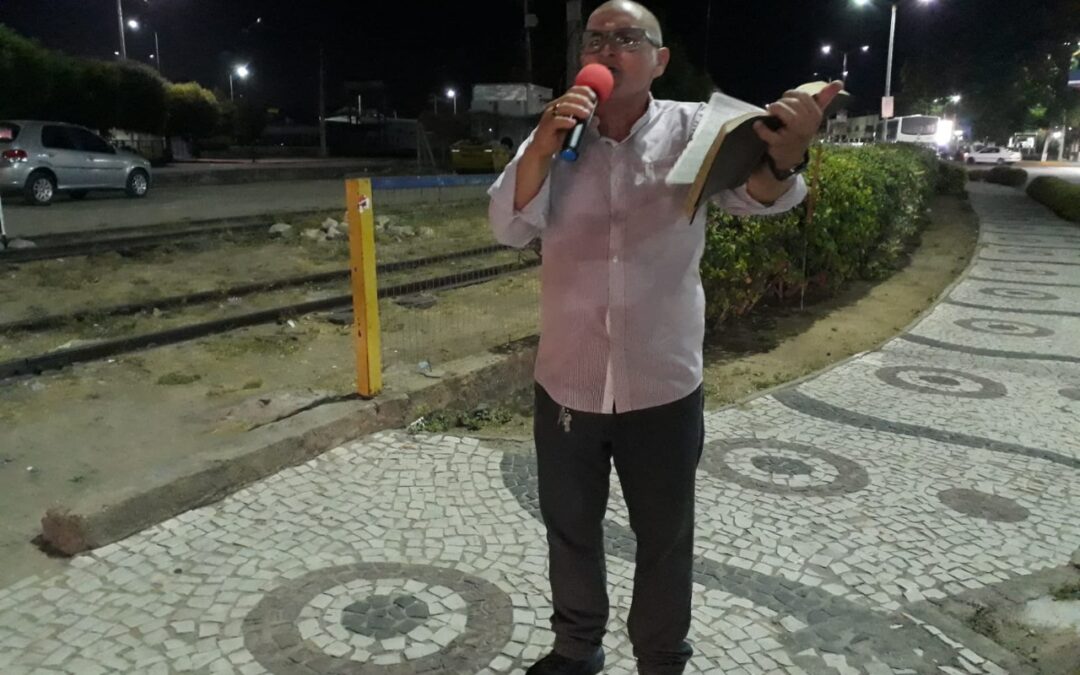 Pastor sem denominação religiosa prega sozinho na rua