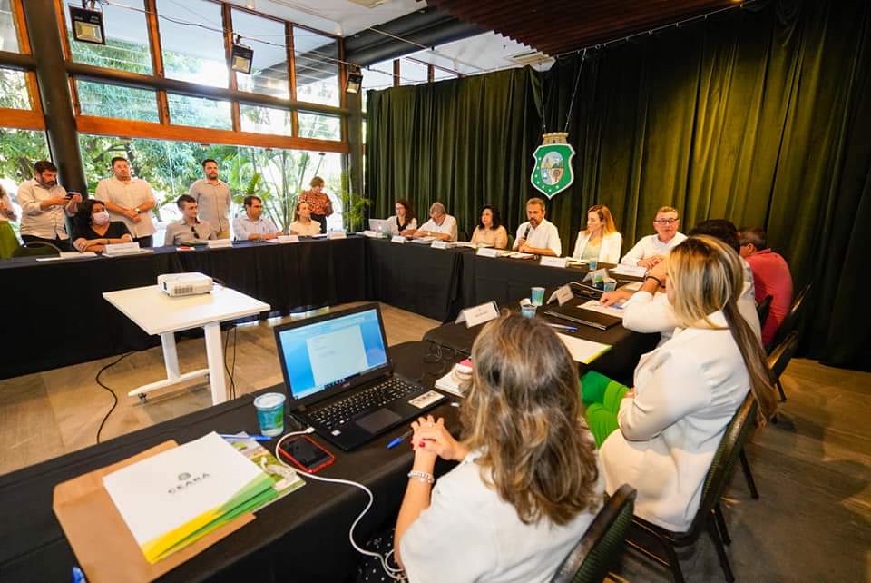 Elmano de Freitas cogita reforma administrativa em reunião de transição de governo