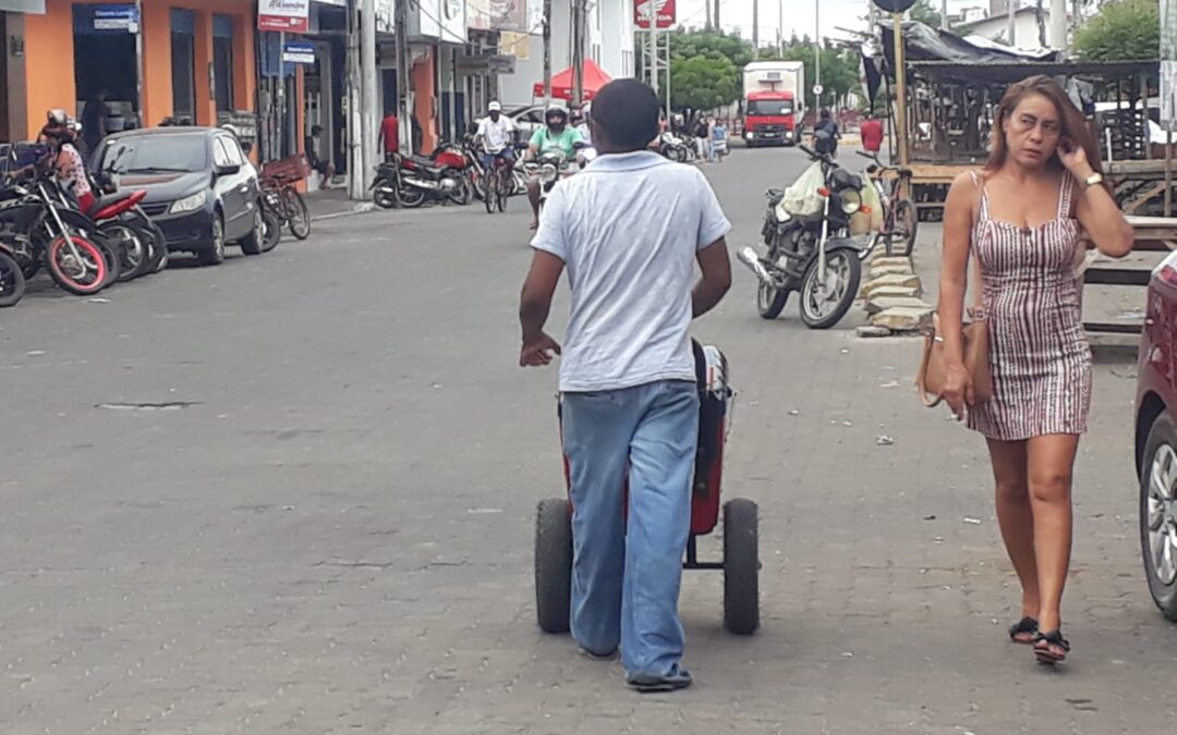 Por que as pessoas preferem caminhar pelo meio da rua?